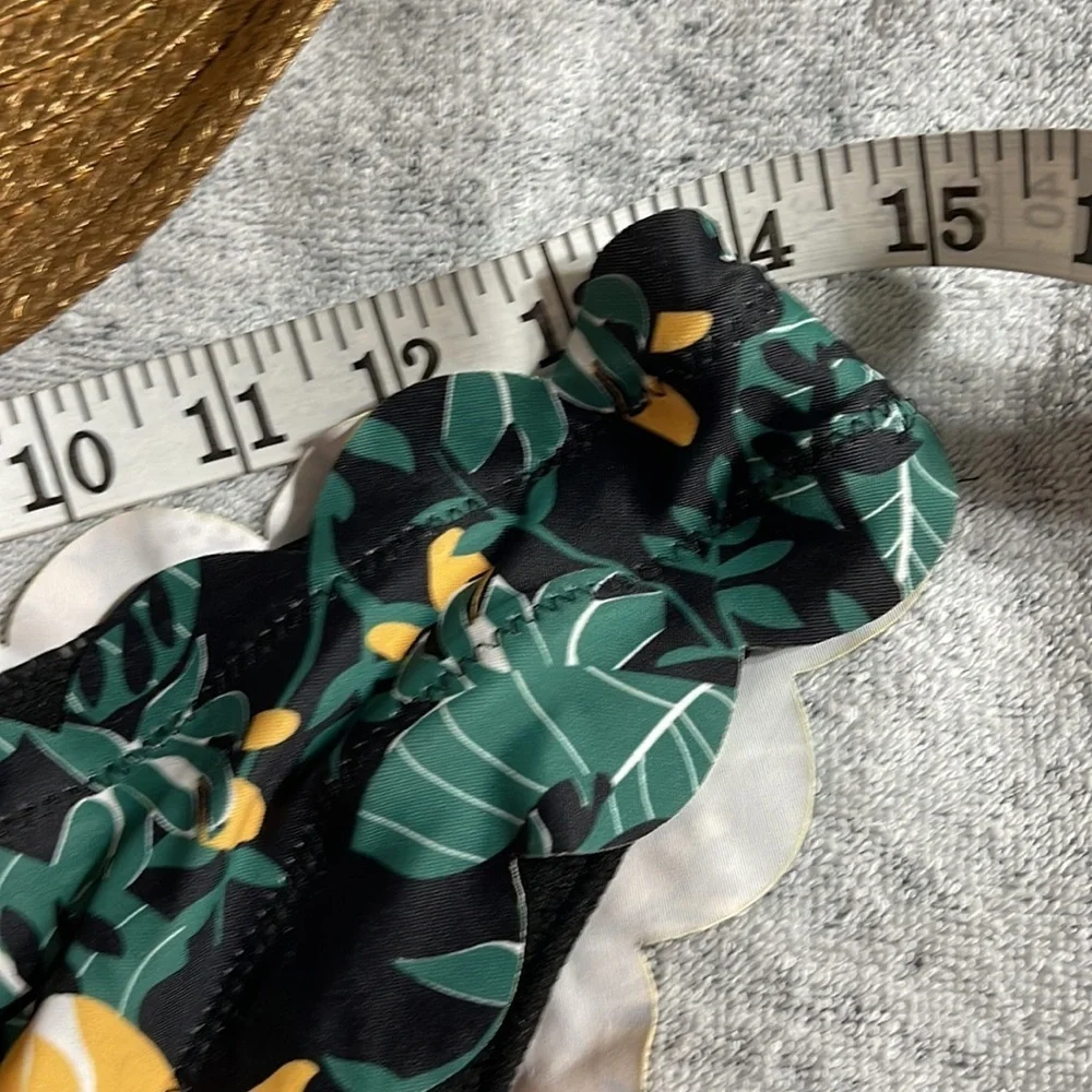 NWOT scalloped swim bottoms M